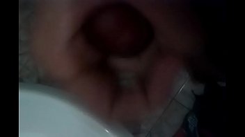 Homem batendo ciririca em mulher