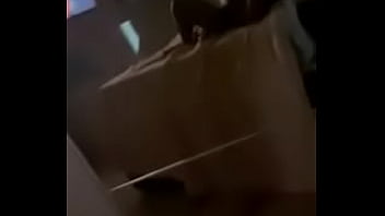 Mulher traindo o marido e olhando