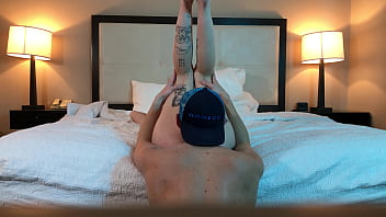Comendo novinha tatuada de 4