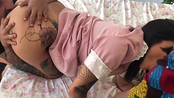 Mulheres a traírem os seus maridos com os dois amigos dele