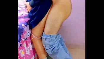 Olhando por baixo da saia da novinha