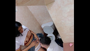 Amigas se pegando no banheiro da escola