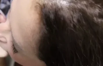Francis Simas se aventurando em pé com o garotão da entrega de pizza na cozinha