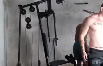 Gay pessoal se exercitando nu com jovem moreno atrevido