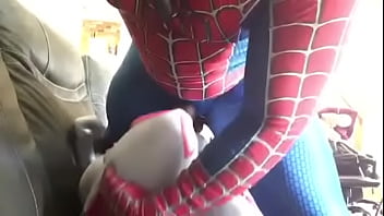 Mulher batendo no homem