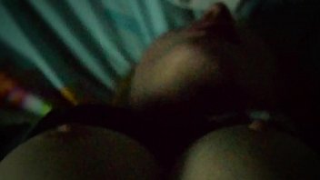 Coraline deitada na cama