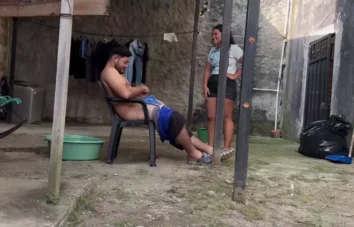 Estava dando uma relaxada no quintal e a faxineira me deu uma mãozinha com um boquete saboroso