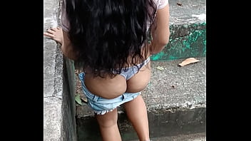 Novinha mostrando a buceta em público