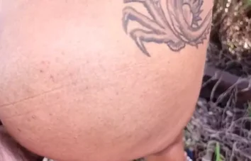 Casal se esbaldando nos trilhos do trem debaixo do céu aberto