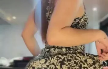 Duds Maionese se balançando de mini saia, sem nada por baixo!