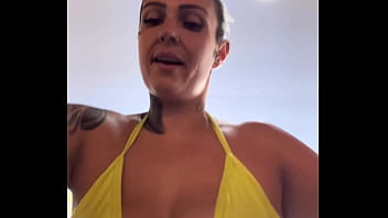 Mulher de corno na praia ero me