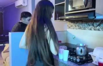 Transando com a danadinha enquanto a esposa tá lá lavando a louça