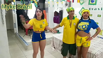 Mãe novinha convida seu filho para assistir jogo do Brasil na copa e faz sexo com ela reak