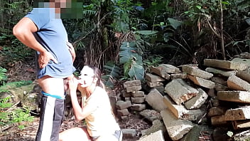 Mulher dando o cu no Mato