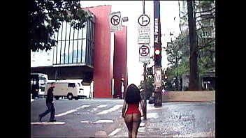 Novinha mostrando a buceta na rua