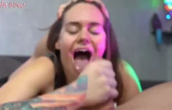 Morena bunduda dando uma transada de saia curta