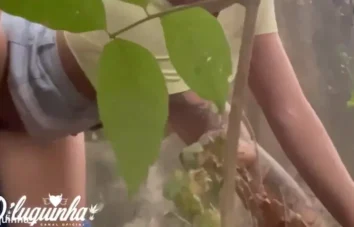 Novinha de 18 anos fudendo gostoso em terreno abandonado em vídeo caseiro