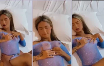 Loirinha tesuda liberando a xoxota deliciosa abertinha no motel