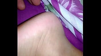 Gostosa de perna aberta