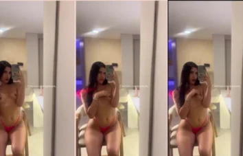 Jepinzon toda safada e sexy, escondendo os peitinhos