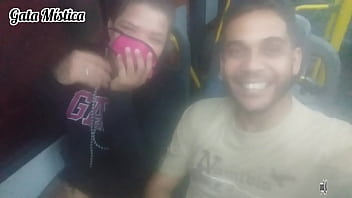 Menina transando dentro do ônibus com cinco homens