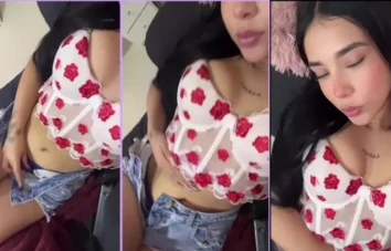 Mia Arredondo acariciando su zona íntima y exhibiendo sus senos