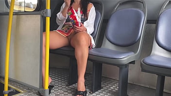 Vídeo vazado de 18 meninos comendo uma menina no ônibus