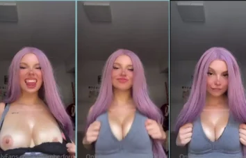Amber Ford mostrando os peitinhos de leve com a blusinha