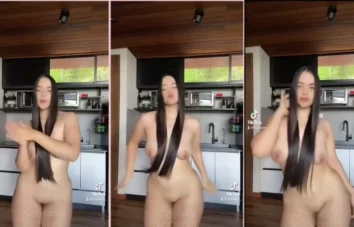 Na cozinha, a lioqueen faz uma pelada e exibe seu corpão maravilhoso