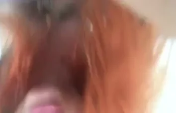 Agatha Resutto em um vídeo mostrando a xota bem de perto enquanto leva vara em uma posição de quatro