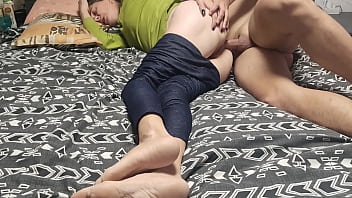 Madrasta dividindo a cama com enteado