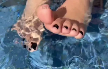 Vídeo da White Fairy se refrescando na piscina, toda gata!