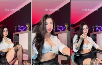 A morena ousada de meia-calça preta sexy já tá bem confortável na cadeira