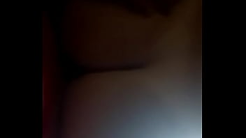 Comendo a mulher e o marido olhando