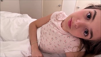Garota goza com a irmã mais nova