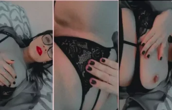 Juliana Mova, aquela branquinha, cheia de atitude, com as mãos no lugarzinho dela
