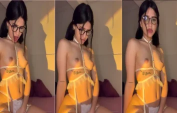 Laura Suarez, com seus óculos, se delicia na mão