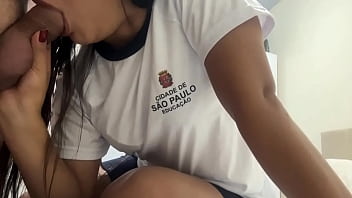 Menina saiu da escola e foi pra praça