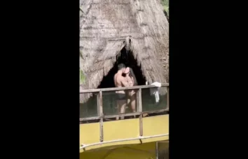 Transou com a namorada gostosa na varanda do chalé