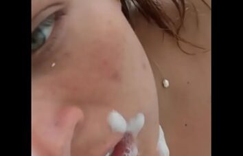 Mulher batendo o pau na cara
