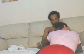 Uma mulher sapatão esfregando a xeréca  na outra mulher
