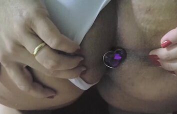 Corno olhando mulher com outro