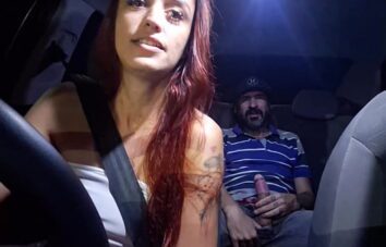 Em sao Paulo mulher coroa motorista de aplicativo faz corrida com seu passageiro novinho e fode com ele dentro do carro real