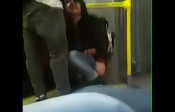 A mulher de vestido no ônibus