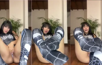Bella Sommer causando, exibindo a pepeca