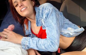 Em Fortaleza mulher jovem motorista de aplicativi faz corrida com seu passageiro coroa e trepar com ele dentro do carro real