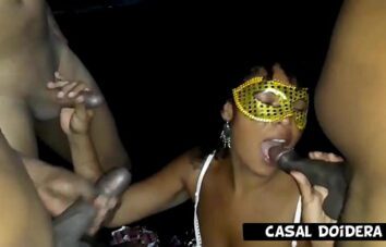 Loirinha sapeca faz a festa no banheiro e