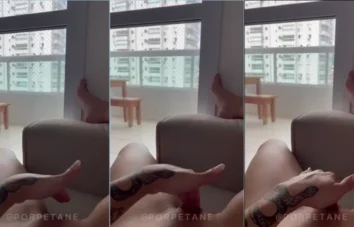 Porpetane xxx da gata delícia com as mãos na buceta