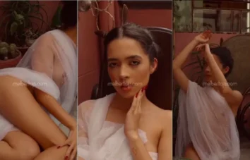 Mel Bertoja pelada, com a xoxota bem molhadinha na masturbação