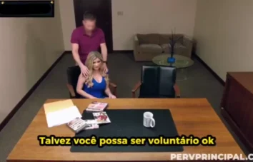 Sexo legendado de graça com um taradão se divertindo com a mãe do aluno!